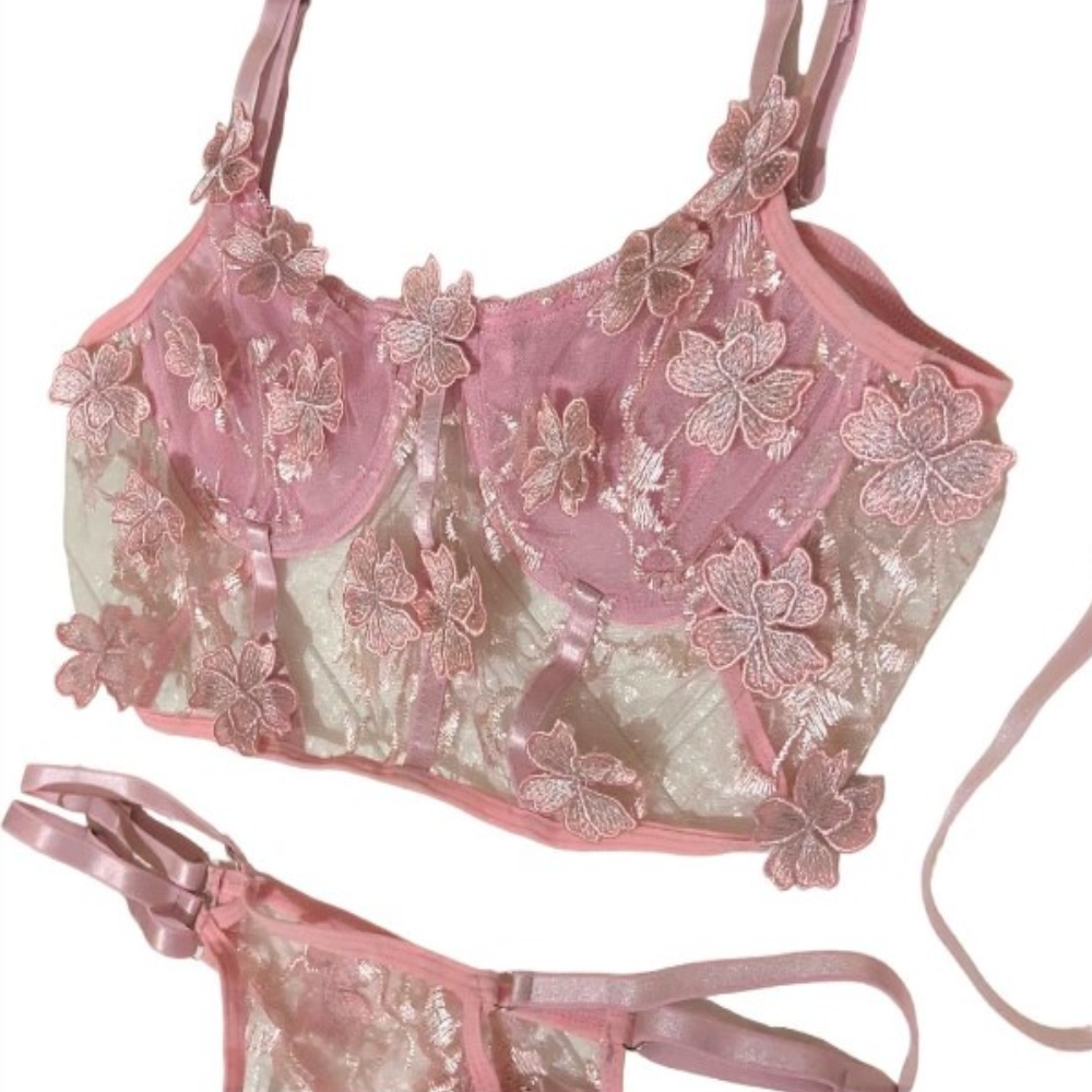 Sexy conjunto de lenceria transparente con encaje